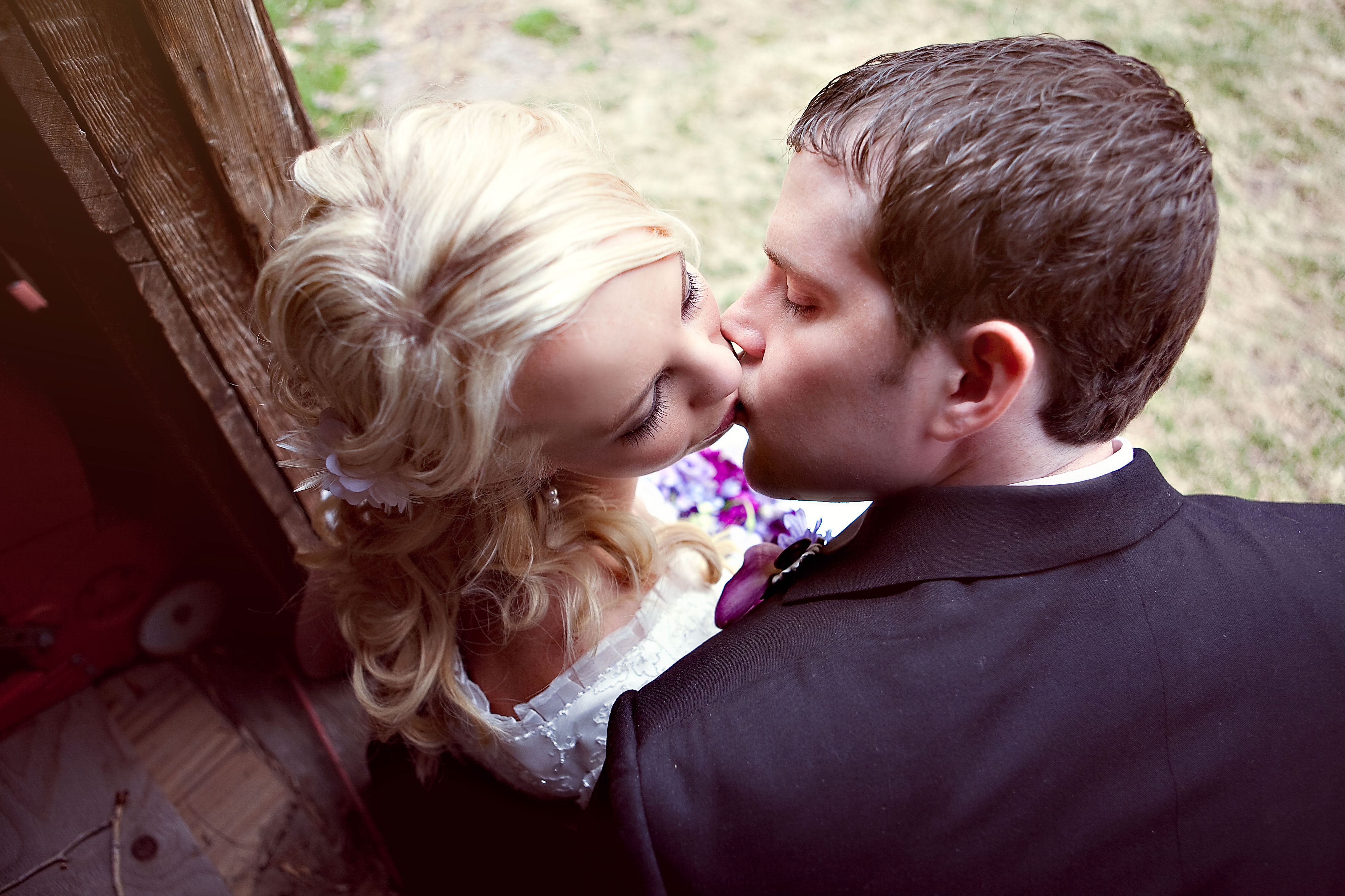 Сонник муж целовал. Поцелуй. Поцелуй фото. Целуются. Мужчина целует женщину на свадьбе.